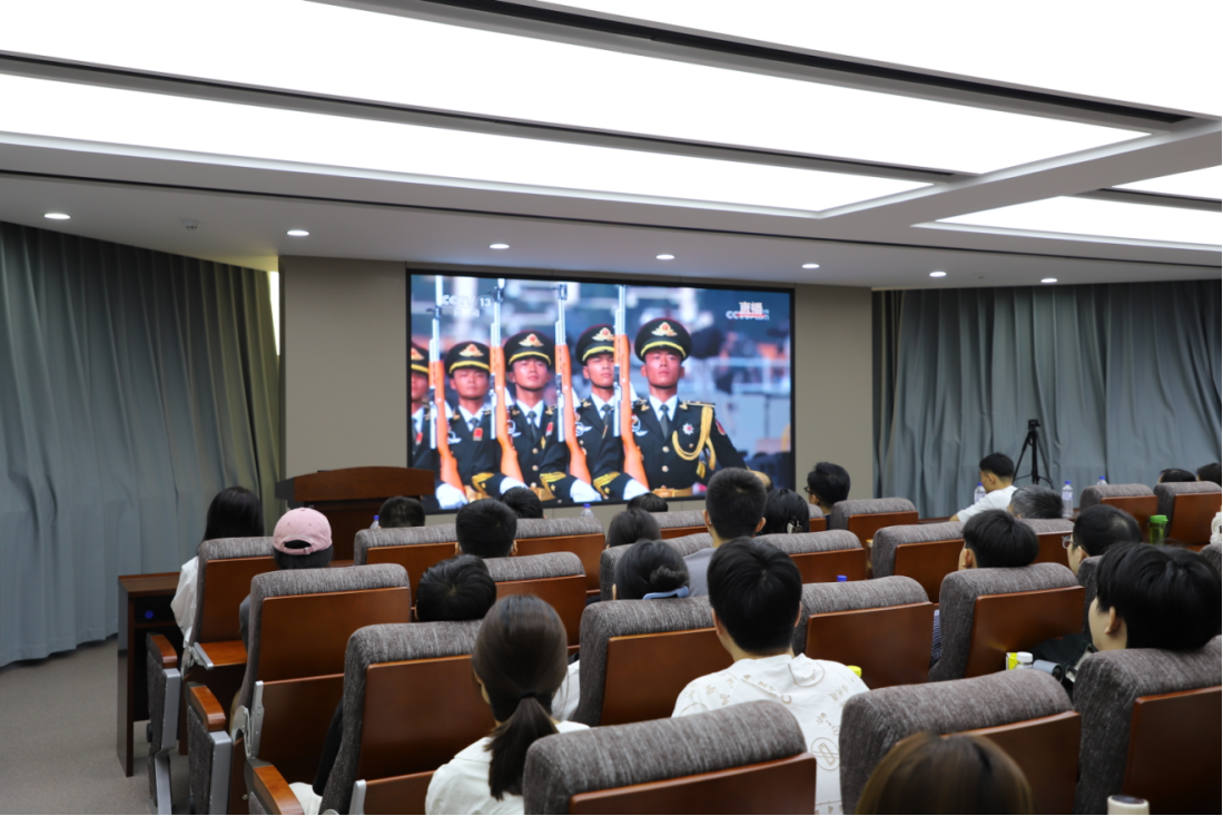 304永利集团组织集体收看纪念中国人民抗日战争暨世界反法西斯战争胜利80周年大会及阅兵式